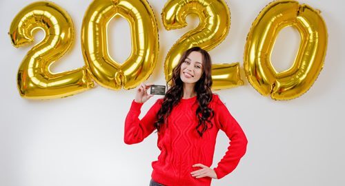 2020 balloons - woman holding a credit card